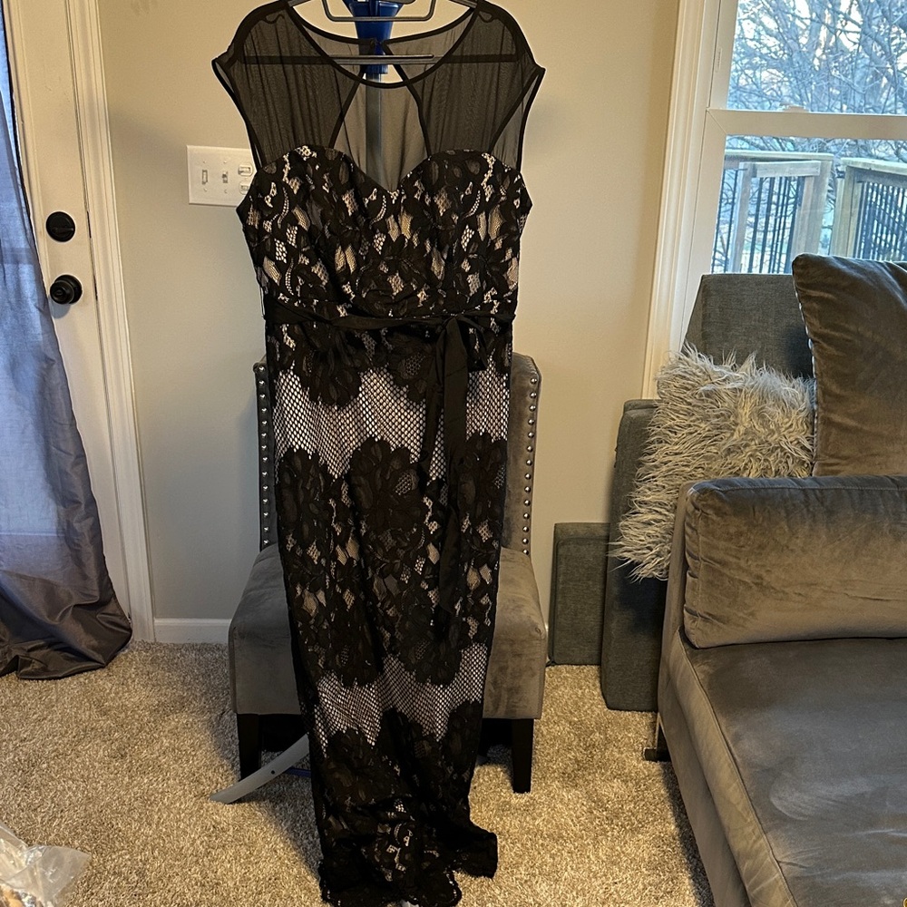 Chic Black Lace Maxi Dress